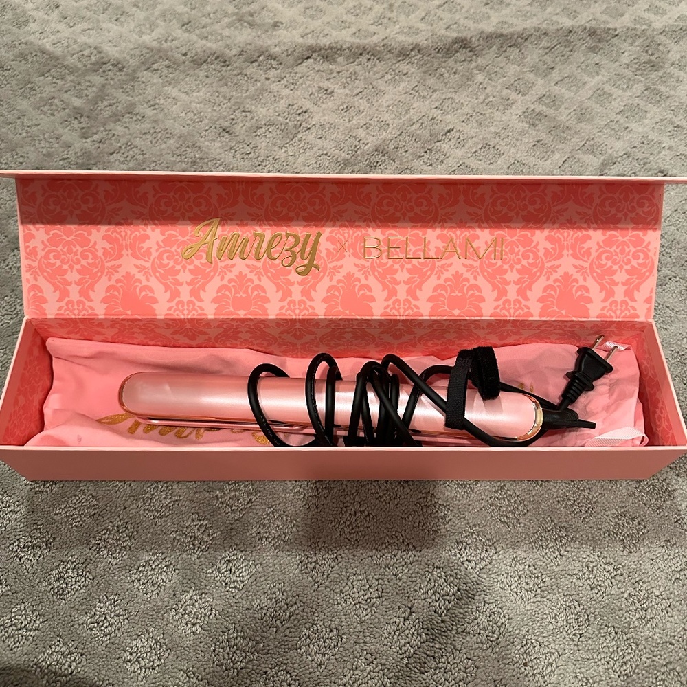 AMREZY X BELLAMI FLAT IRON